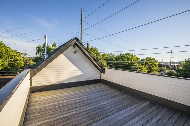 Building Photo - 716 W Stone St