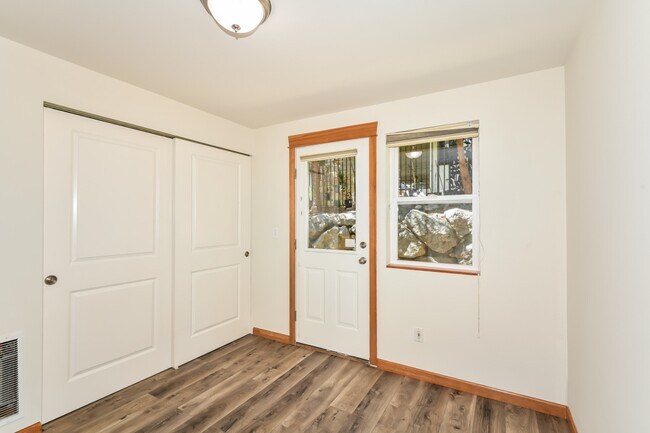 Building Photo - 3BR/3.5BA Craftsman Townhome w/ 2-Car Garage in Prime Seattle Location