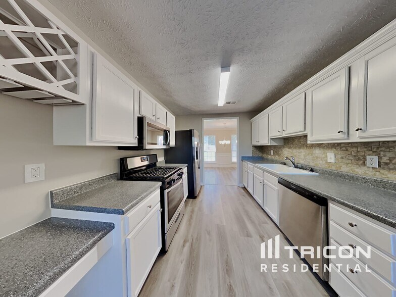 Building Photo - 203 Woodcreek Way