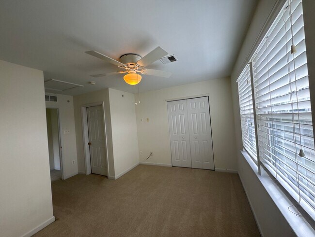 Building Photo - Stylish End-Unit Townhome on  Oakridge Lane – Hellertown, PA