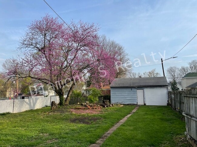 Building Photo - 3 Bedroom Bungalow available Early June!