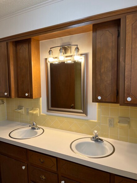 Building Photo - 1821 Sleepy Hollow Dr