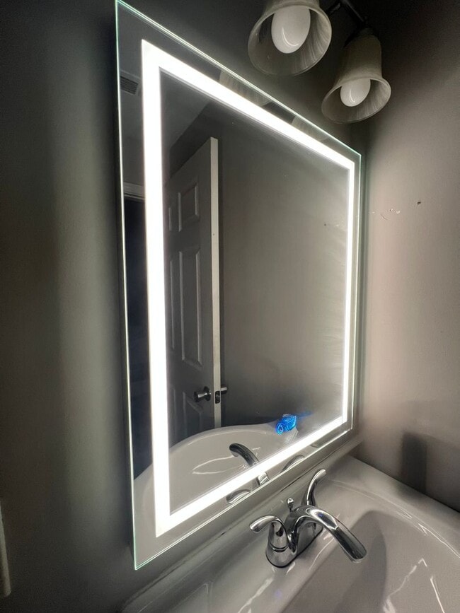 Building Photo - 3 bed 2 bath in Atlanta!