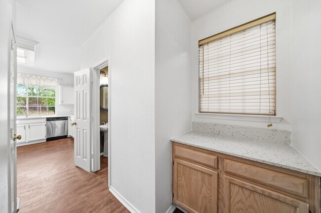 Building Photo - 4323 Ringrose Dr