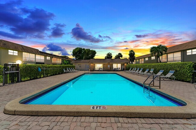 Building Photo - 9949 Sandalfoot Blvd