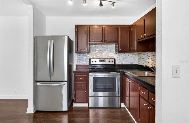 Building Photo - 1801 Bedford Ln