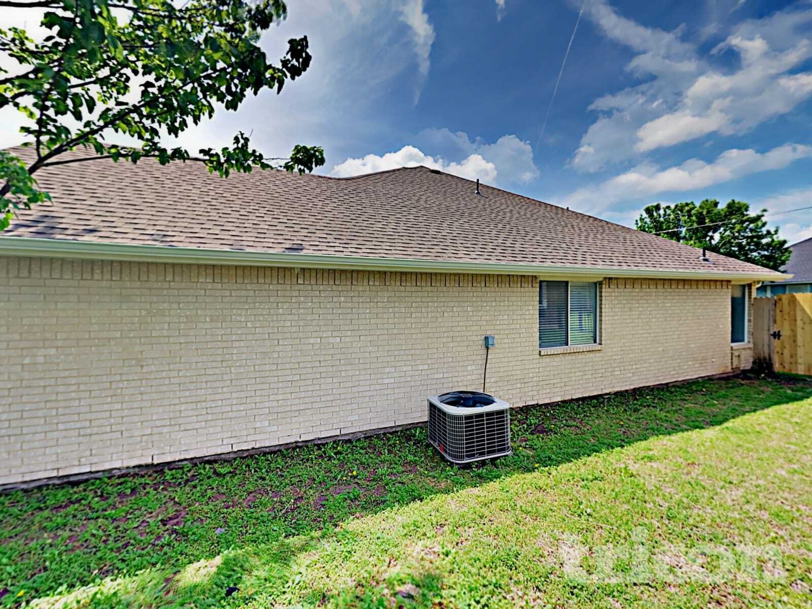 Building Photo - 1508 Manitoba Ln