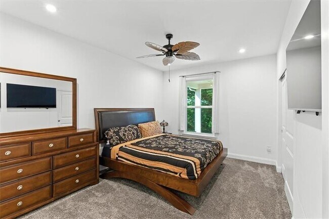 Building Photo - 2121 Harmony Dr