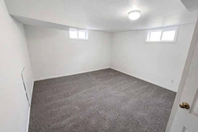 Building Photo - Lovely Home Located in East Provo.