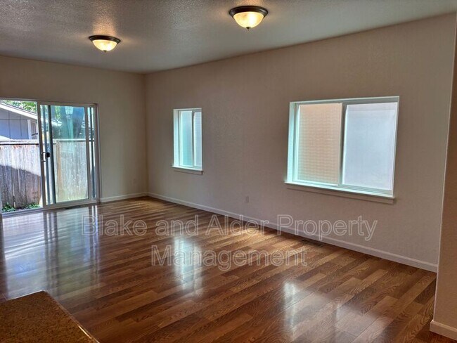 Building Photo - 347 Norway St NE