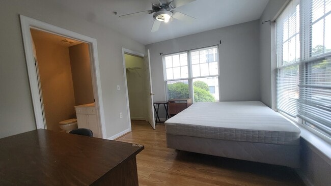 Building Photo - Fantastic three-bedroom three, three-bathr...