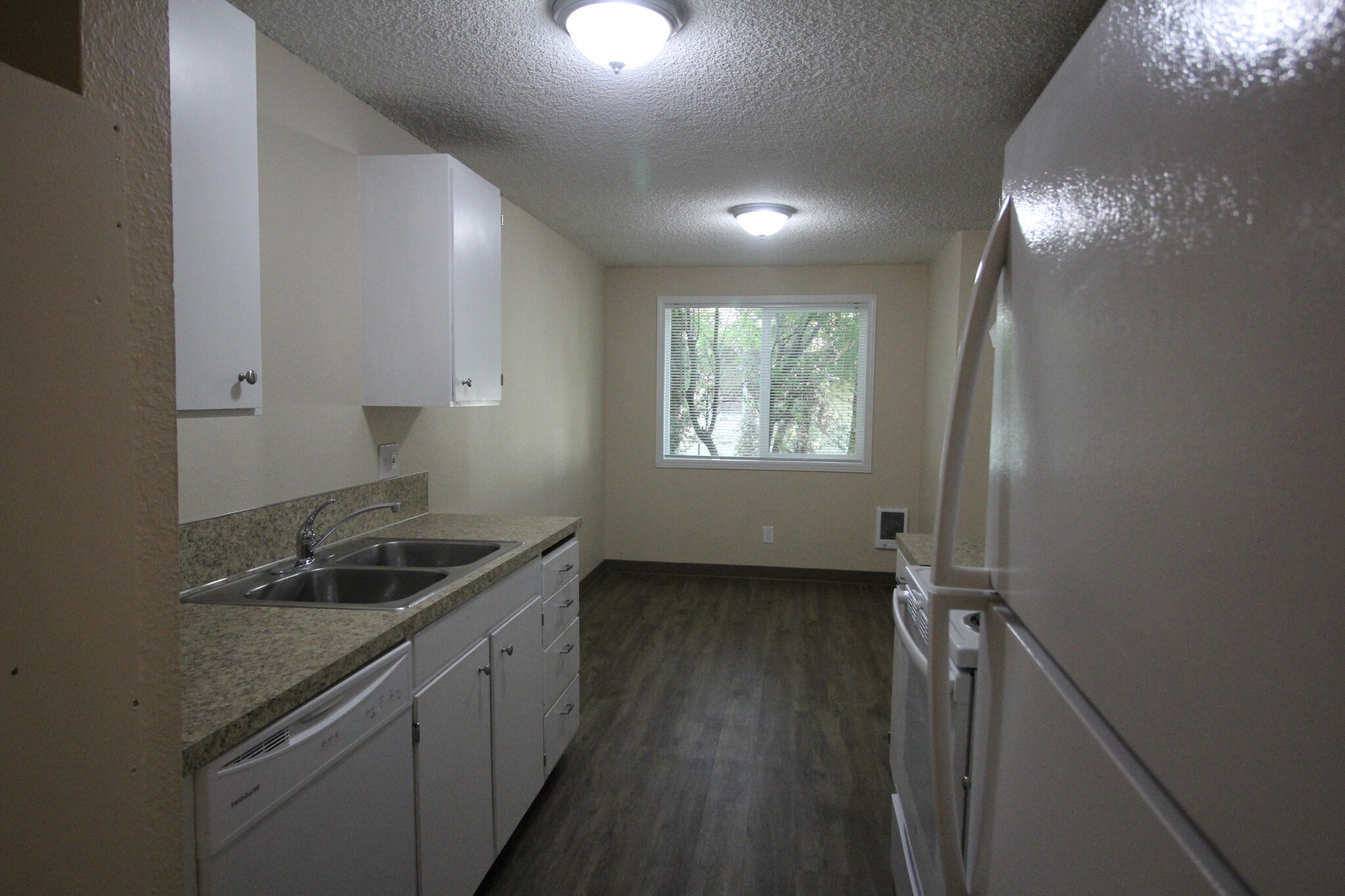 Building Photo - 414 E 9th St