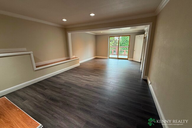 Building Photo - 424 Manor Dr