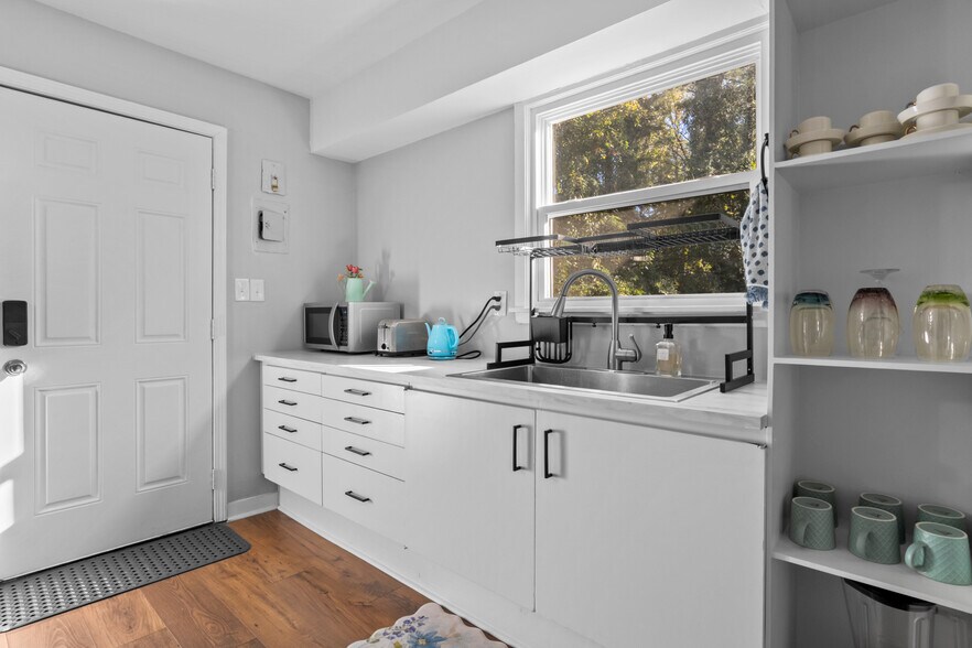 Building Photo - 1945 Camp Greene St