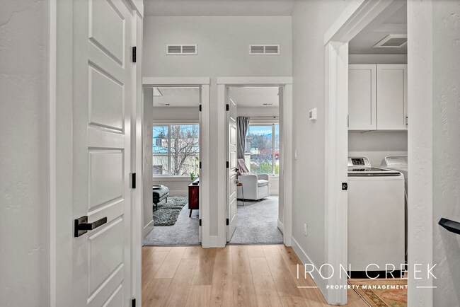 Building Photo - Contemporary Townhome Minutes from Downtown