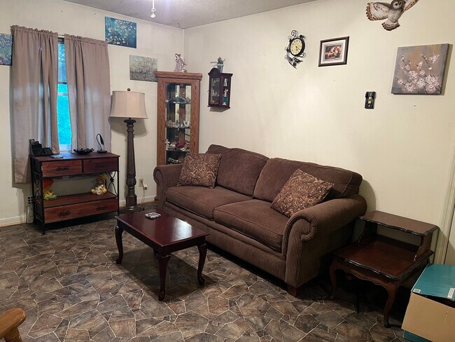 Building Photo - 631 Daris Dr