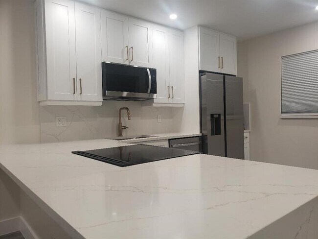 Building Photo - 829 Camino Rd