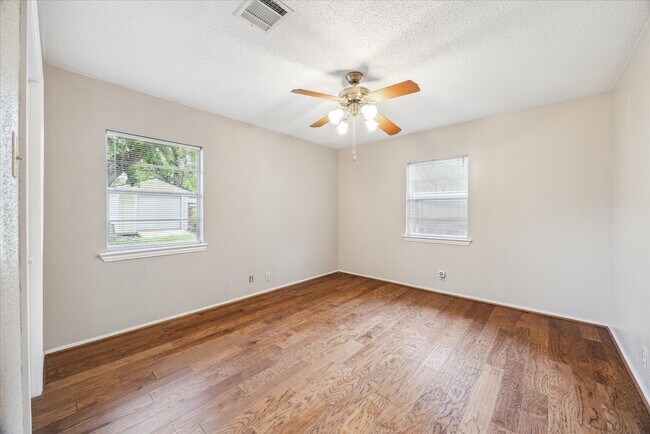 Building Photo - 5359 Little John Ln