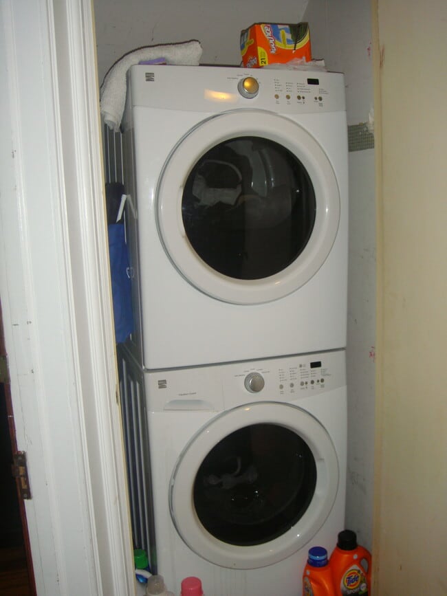 Hallway Laundry - 241 W Union St