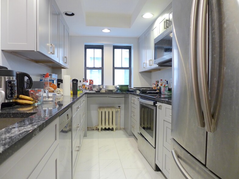 Building Photo - 905 Beacon St