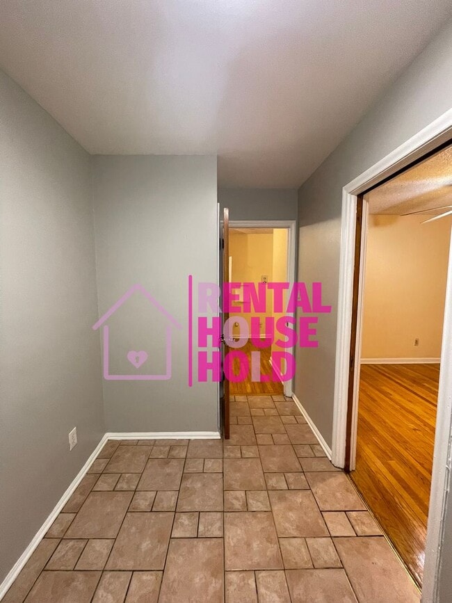 Building Photo - 2 Bedroom 1 Bath Condo-Security Deposit Sl...