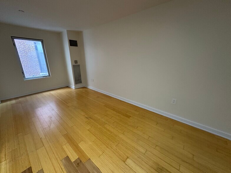 Building Photo - 25 Lagrange St