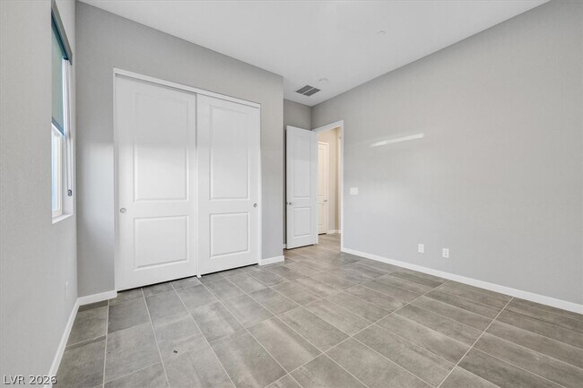 Building Photo - 3367 Stone View Ave