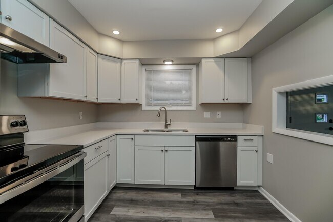 Building Photo - 414 E Clearview Ave