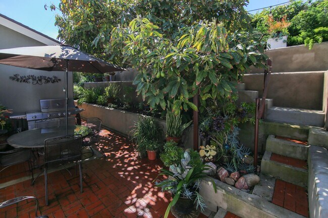 Building Photo - Furnished Single Story Home West of the Freeway