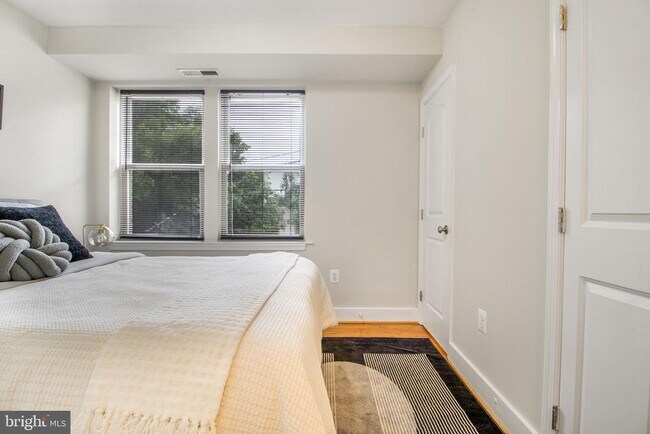 Building Photo - 417 18th St NE