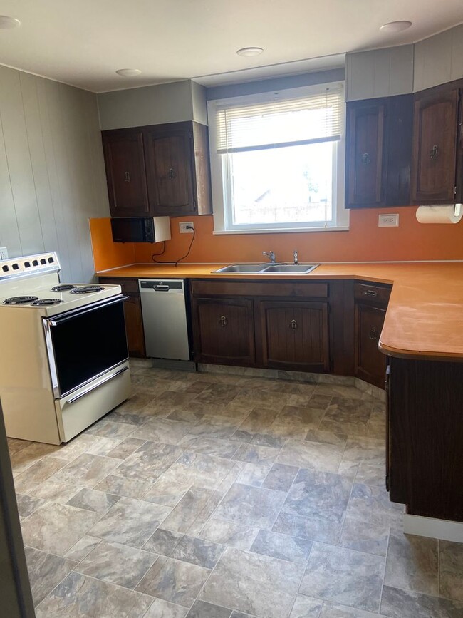 Building Photo - 2 bed 1 bath home in St Anthony