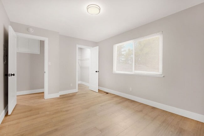 Building Photo - Fully Updated 2 Bedroom 1 Bath Condo