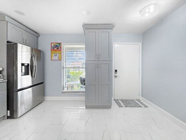 Building Photo - Beautifull 2-Bedroom End-Unit Villa in Palm Harbor!