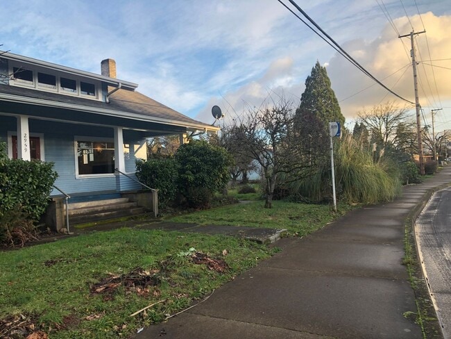 Building Photo - Large 4 bed/2 bath Farm House on River Rd. MOVE IN SPECIAL!