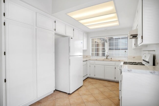 Building Photo - 5532 Las Virgenes Rd