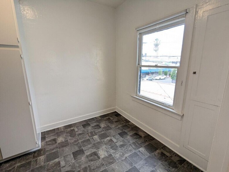 Building Photo - 401 N Orange Grove Ave