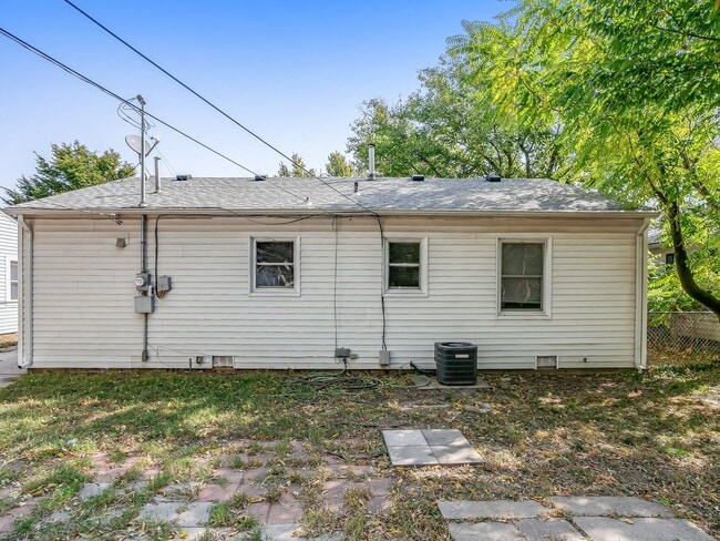 Building Photo - 2 bedroom 1 bath home