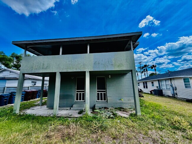 Building Photo - "Cozy 1-Bedroom Retreat in Haines City – Modern Comfort in 432 Sq Ft!"