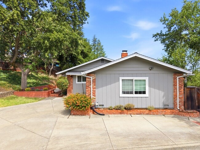 Building Photo - Spacious 4-bedroom 2-Bath in Desirable Area in Walnut Creek!