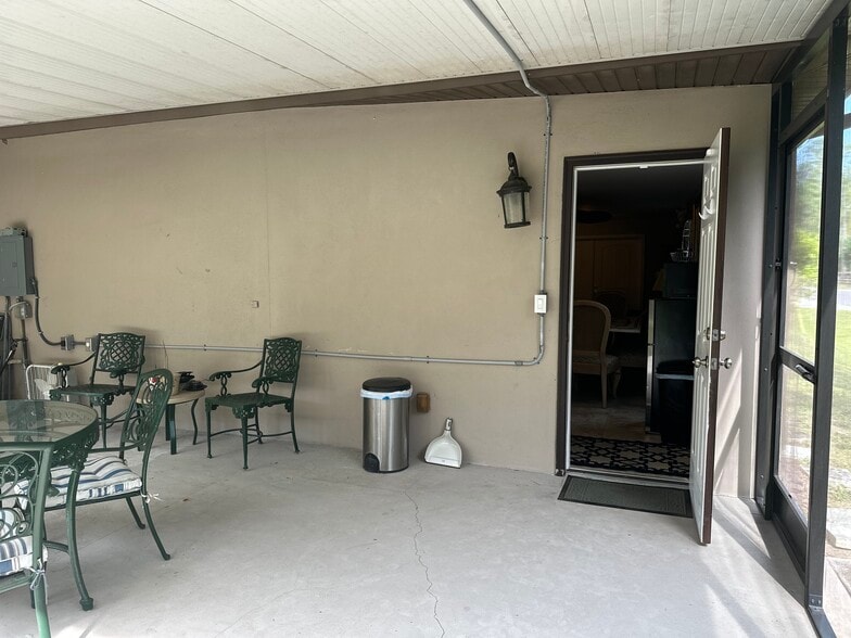 Building Photo - 493 Castle Dr