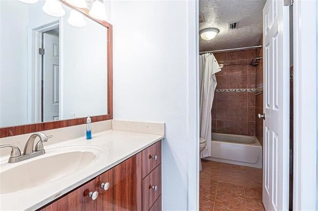 Building Photo - 1470 W 41st St