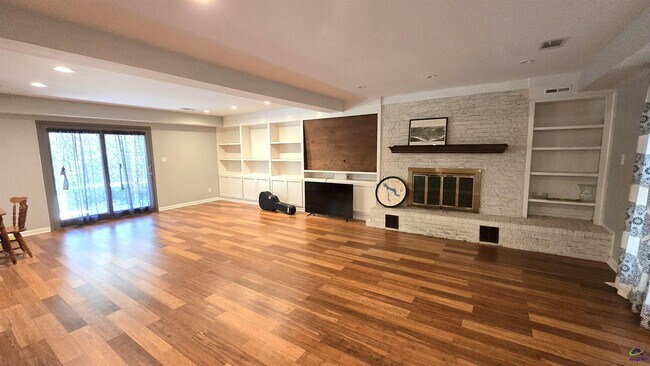 Building Photo - 201 Quail Run Dr