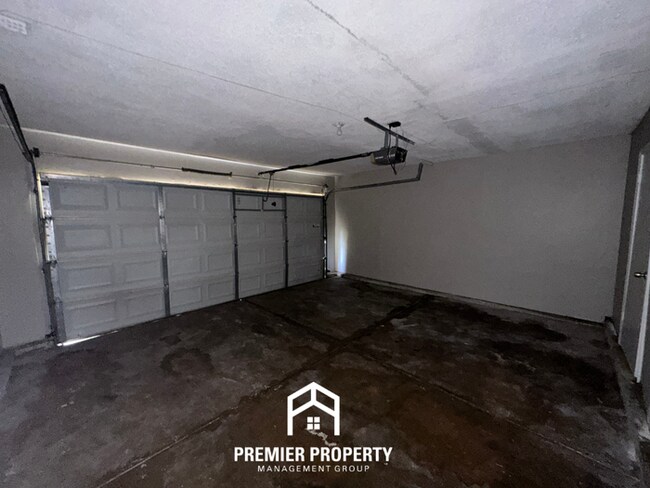 Building Photo - Move-In Ready 3BR Home in 38141 - Sunny Bay Window, Attached Garage & Fenced Yard
