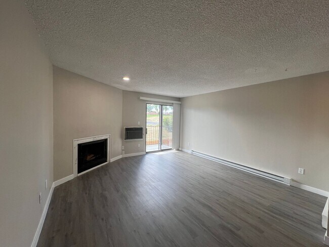 Building Photo - Spacious 2-Bed, 2-Bath Condo in Desirable ...