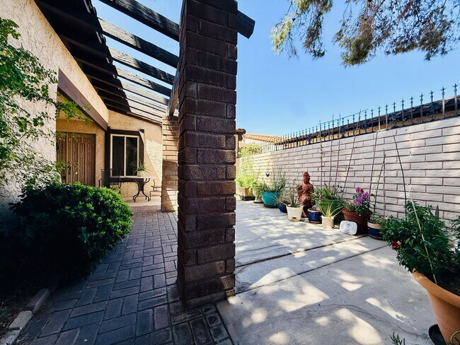 Building Photo - Available August 1st! Beautiful fully furnished single-story home located in the prestigious Span...