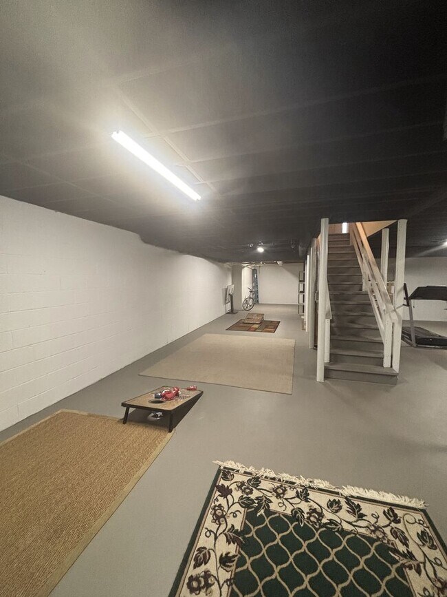 Building Photo - Spacious 3 Bed 2 Bath Home In Homewood With Large Basement