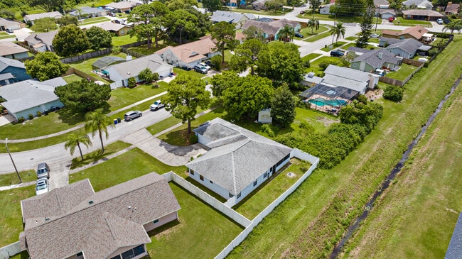 Building Photo - 809 Kara Cir