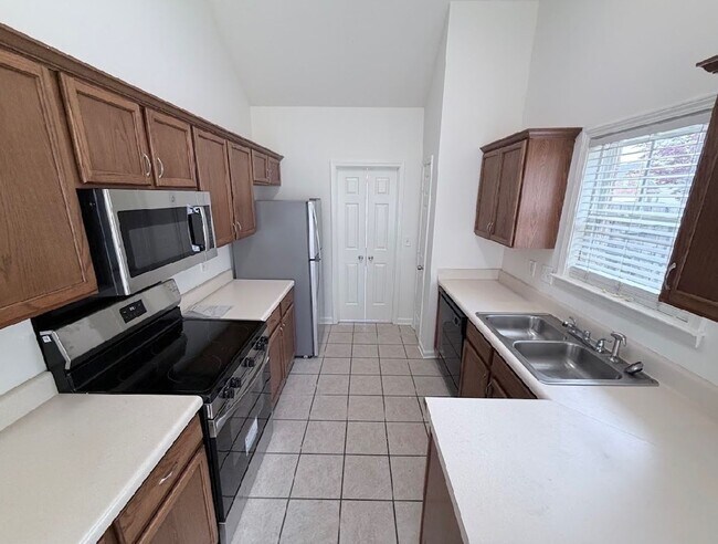 Building Photo - 3 bed, 3 bath with a bonus area over 2,000 Sq/ft in Cordova