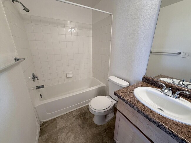 Building Photo - 2 Bedroom 2 Bathroom Condo