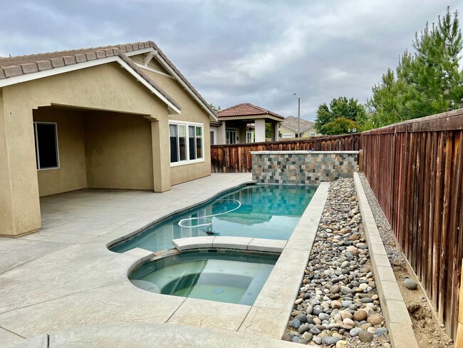 Building Photo - Nice Single Story Pool Home